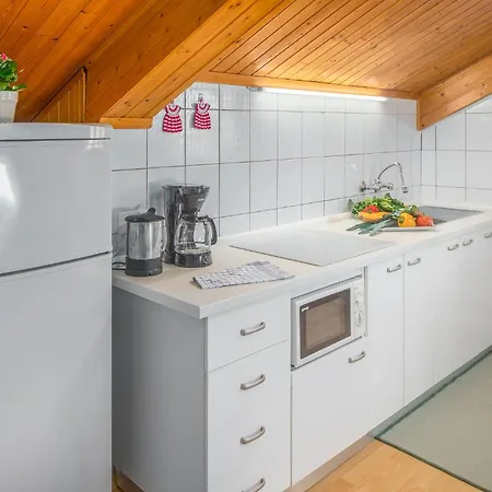 1 Bedroom Beautiful In Zambratija (Istria)